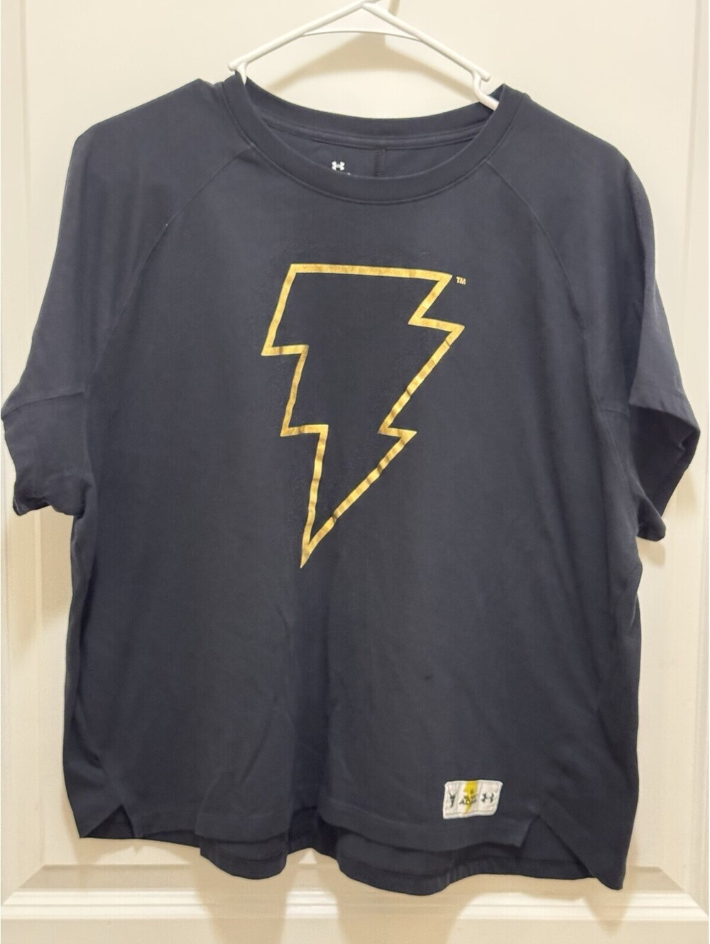 Under Armour Project Rock Black Adam Womens Large Cropped Shirt Black Gold Bolt